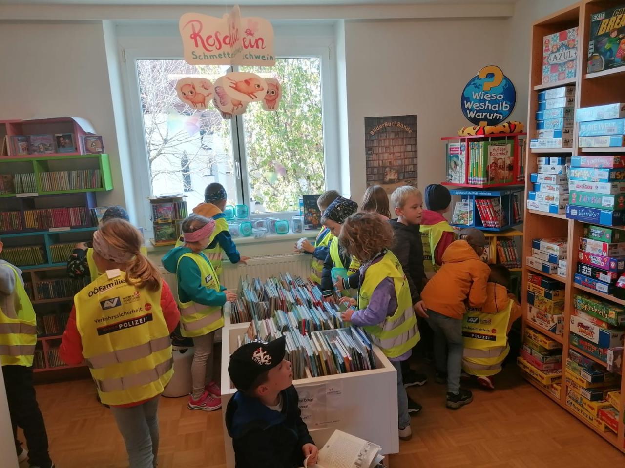 Besuch der Volksschule in der Bücherei