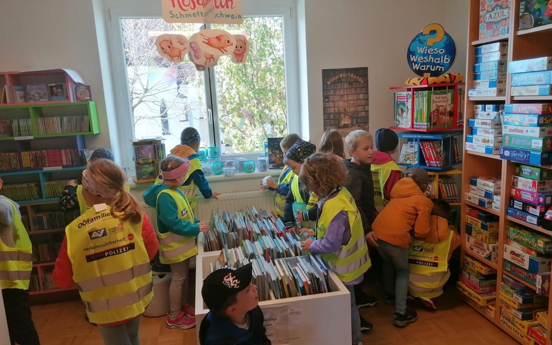 Besuch der Volksschule in der Bücherei