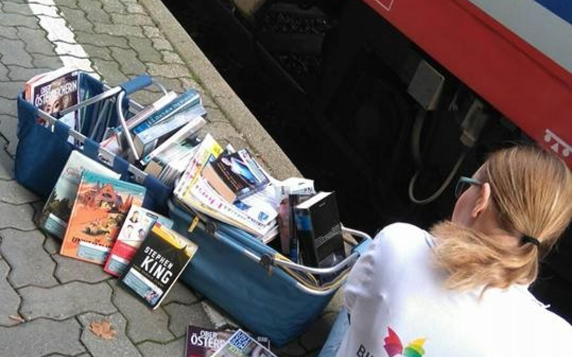 Bücher fahren Zug