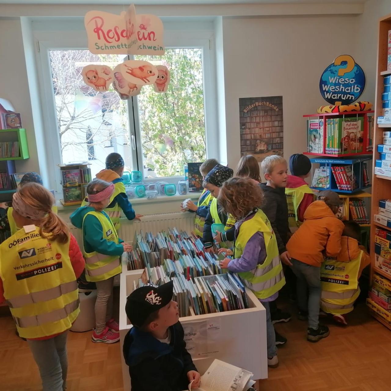 Besuch der Volksschule in der Bücherei