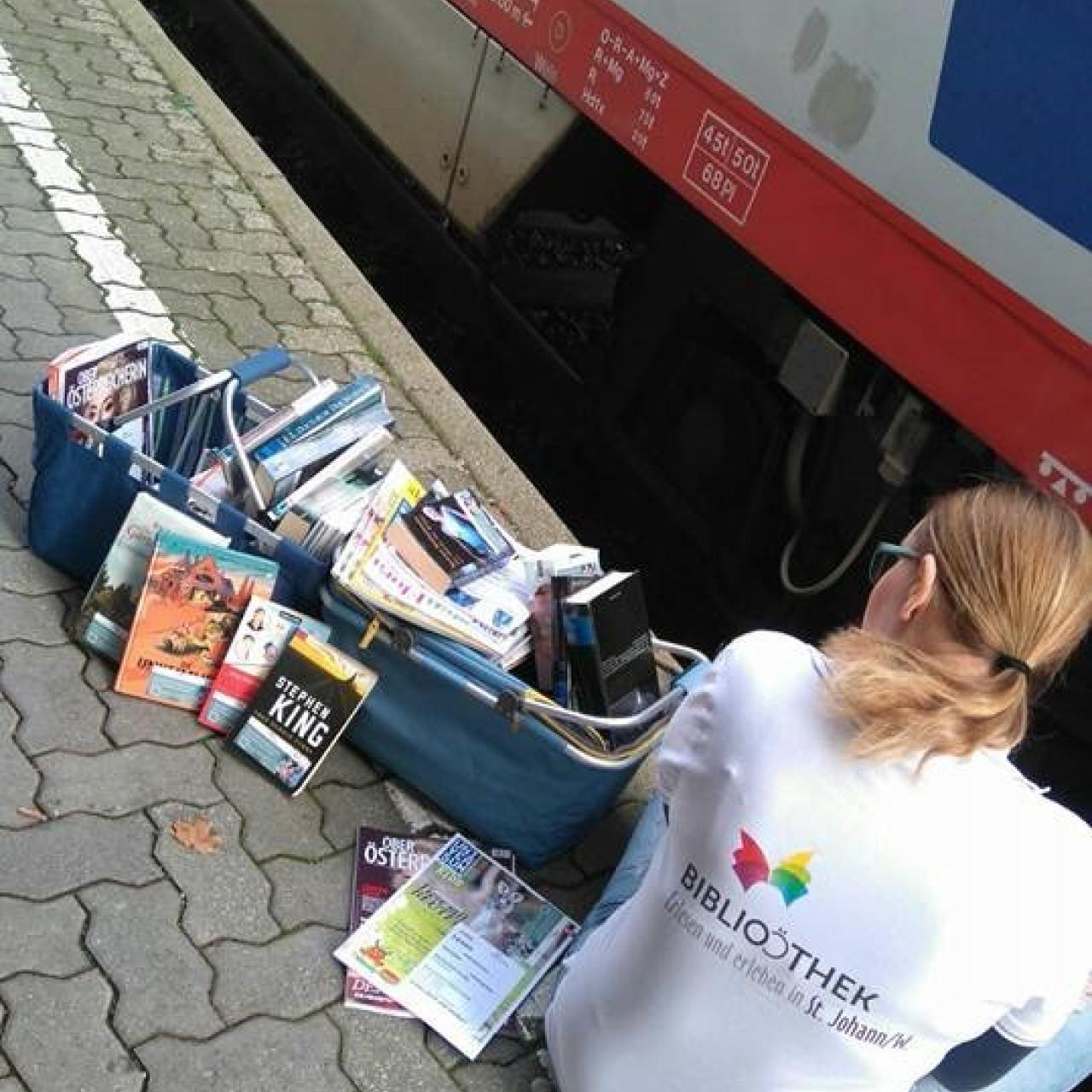 Bücher fahren Zug
